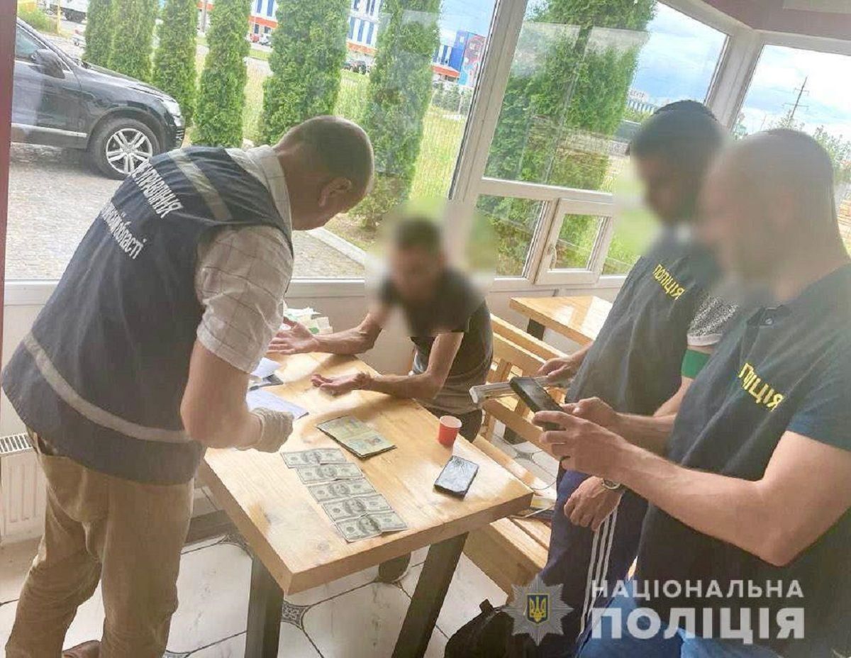 Лікаря з Волині затримали за виписування довідок для ухилянтів за $2 тис.