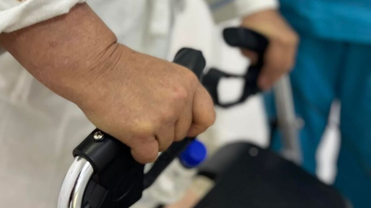 Львівські лікарі врятували літню волонтерку з Херсона, якій окупанти зламали хребет
