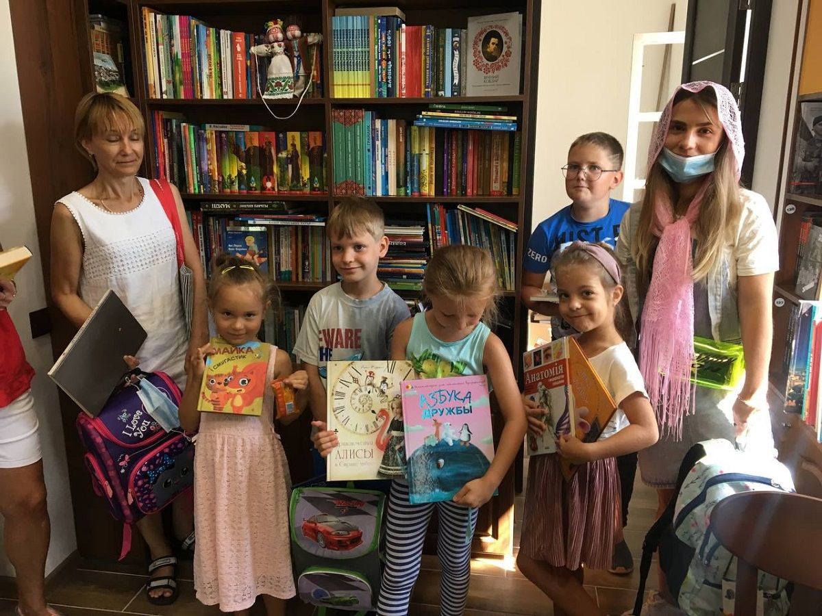 Окупанти спалили всі книги з бібліотеки Храму Петра Могили у Маріуполі