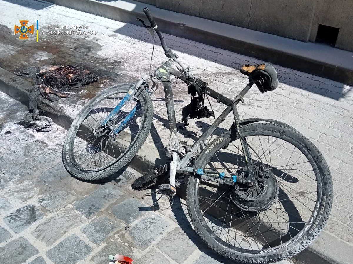 Посеред вулиці у Львові загорівся електровелосипед