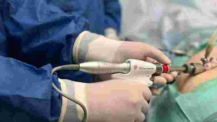 Львівські хірурги видалили 29-річній жінці пухлину, яка перетворювала її на чоловіка