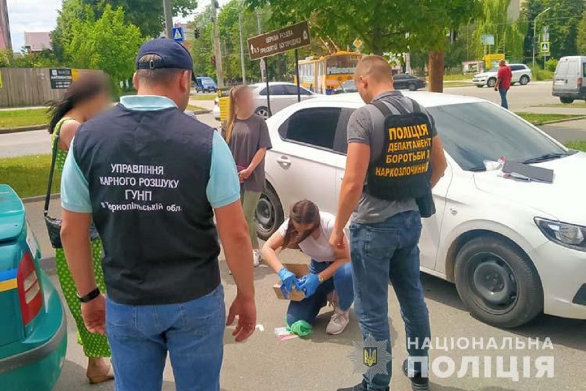 Чоловіка тернопільської наркоторговиці затримали під час втечі з України
