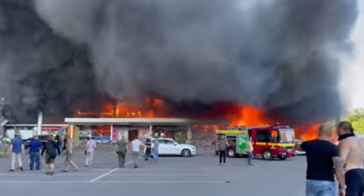 Росіяни вдарили ракетами по ТРЦ в Кременчуку