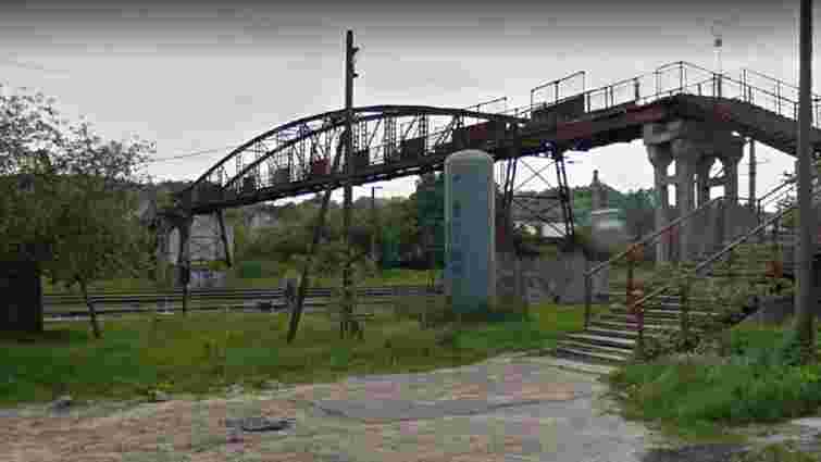 На мосту над залізницею у Львові двох дітей вразило струмом