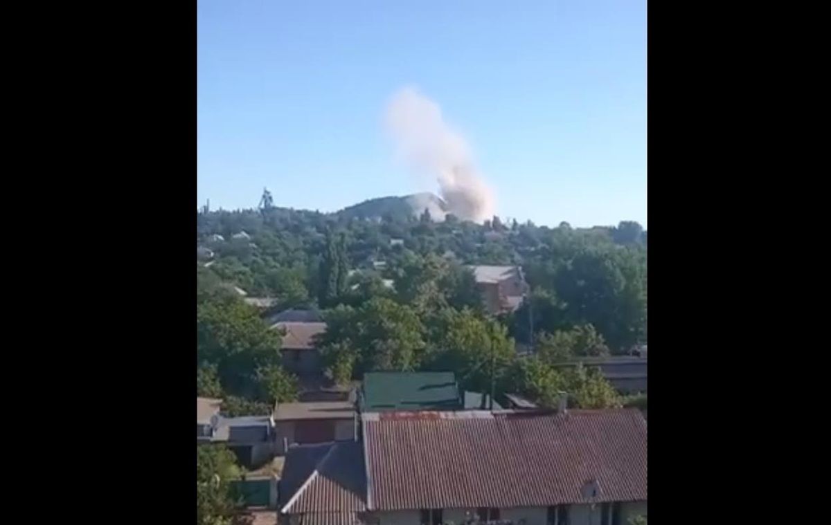 В окупованому Перевальську після вибуху спалахнула військова база росіян