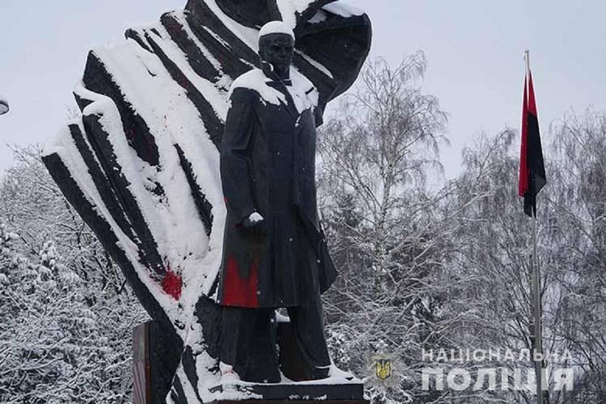Тернопільський суд оштрафував на 1,7 тис. грн хулігана за облитий пам'ятник Бандері
