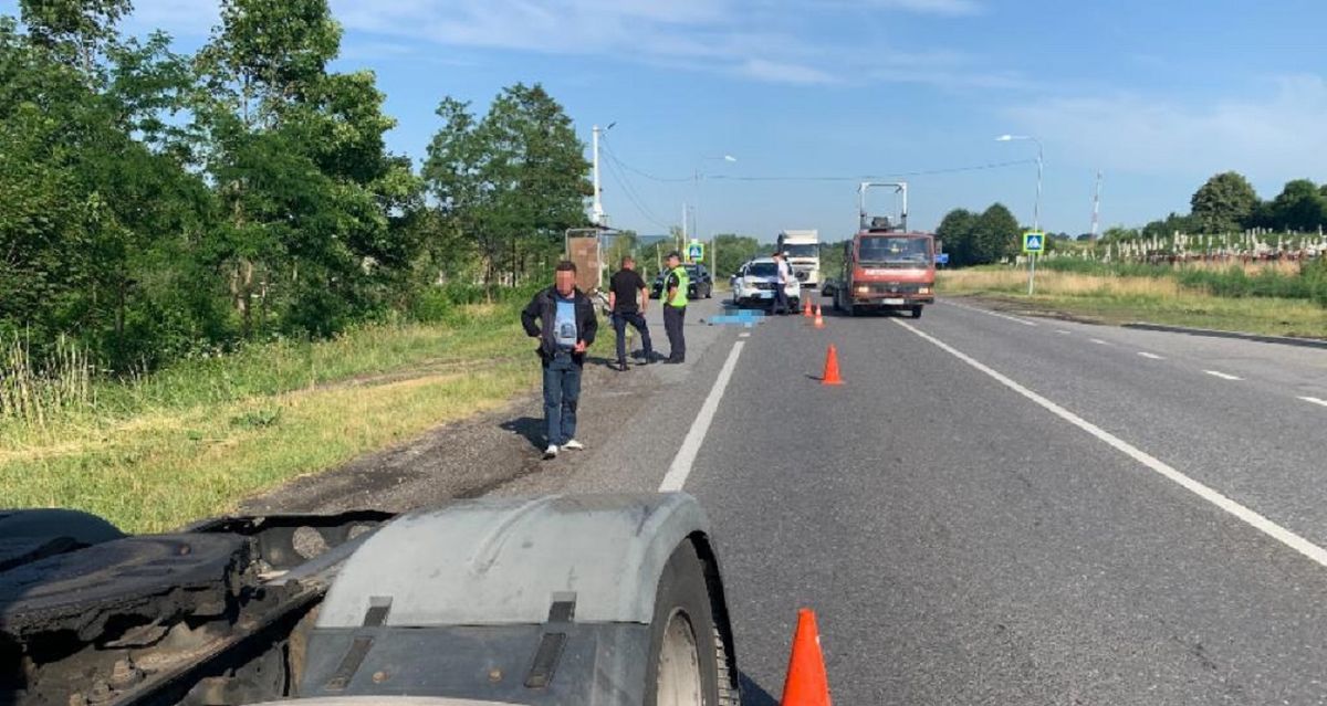 На трасі під Львовом вантажівка на смерть збила 88-річного чоловіка