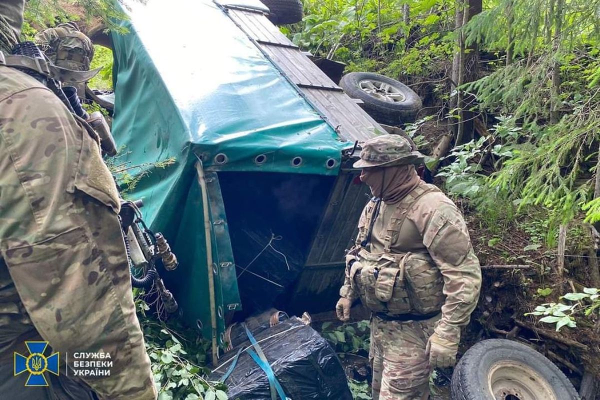 Контрабандист перекинувся на вантажівці під час втечі від СБУ на Буковині
