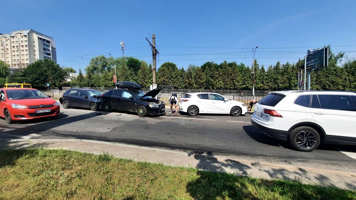 Одразу п'ять автомобілів потрапили в ДТП у Львові