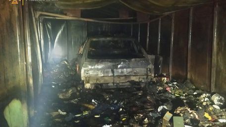 Вночі у гаражі у Львові згорів автомобіль ЗАЗ «Таврія»