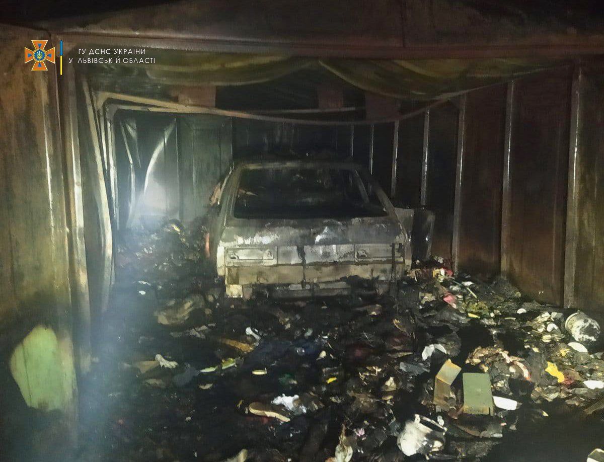Вночі у гаражі у Львові згорів автомобіль ЗАЗ «Таврія»
