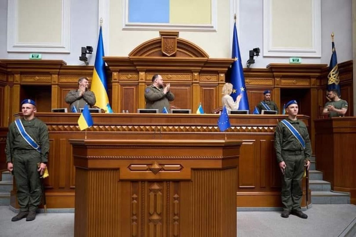 У сесійній залі Верховної Ради урочисто встановили прапор ЄС