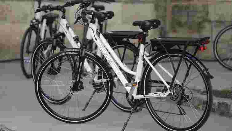 Садівники та інспектори з паркування Львова отримали службові електровелосипеди