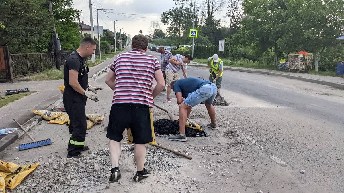 Мешканці Сокільників самі залатали розбиту дорогу, яку ігнорує влада