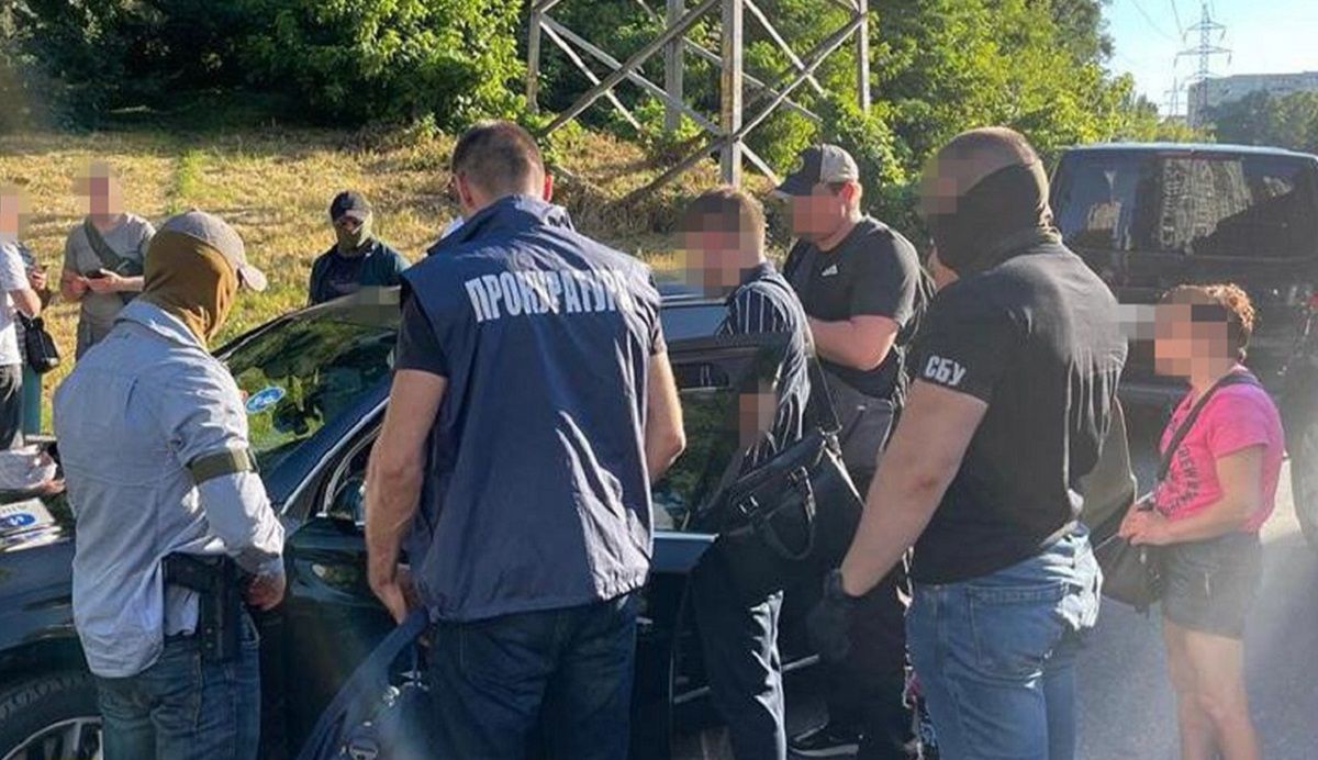 Високопосадовця міграційної служби звинуватили у легалізації росіян за хабарі