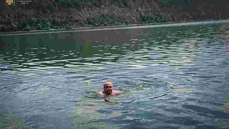 Посеред Дністра на Хмельниччині врятували знесиленого 47-річного плавця
