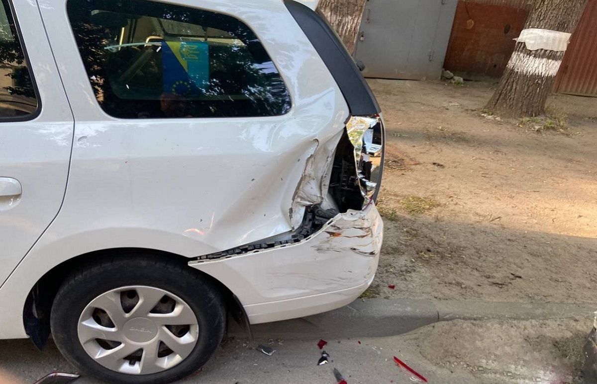 У Львові п’яний водій розбив припаркований автомобіль