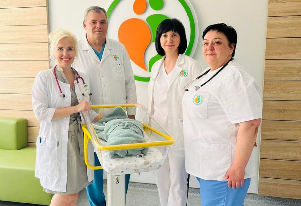 Львівські неонатологи виходили немовля з вагою 700 г