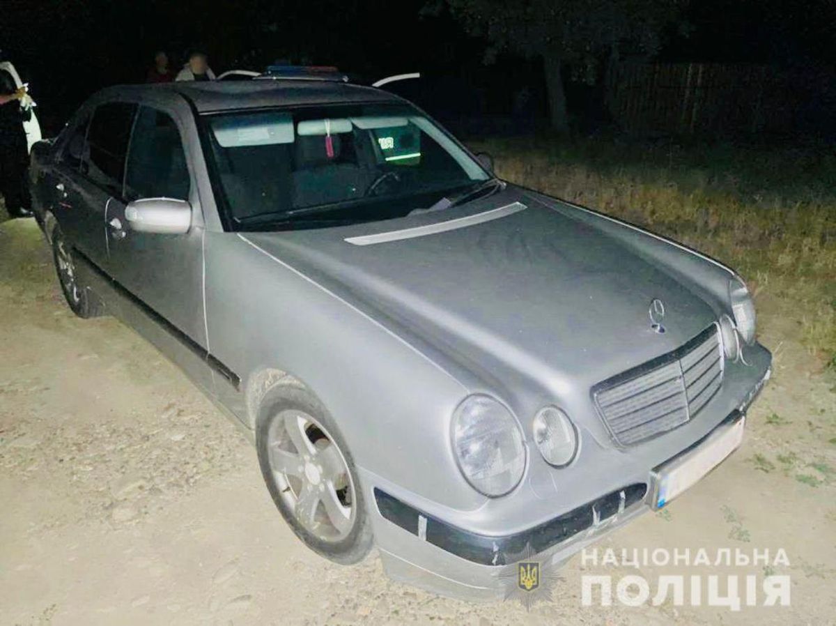 Поблизу Косова 28-річний водій переїхав лежачого чоловіка і втік