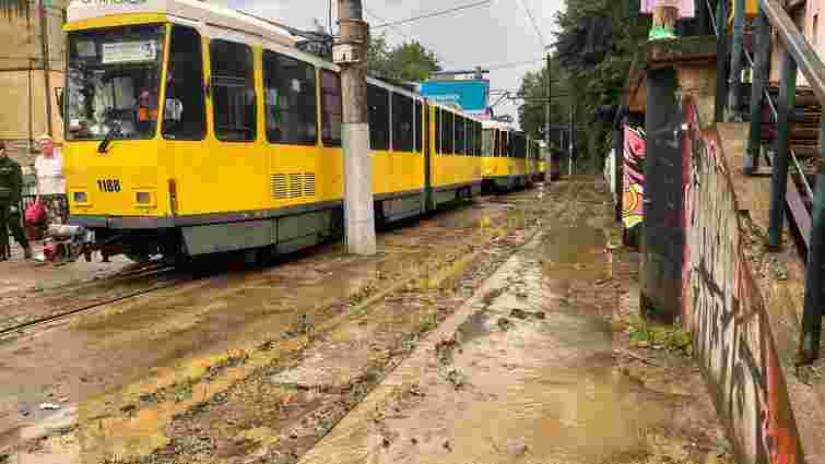 Через сильну зливу у Львові не курсують трамваї і тролейбуси