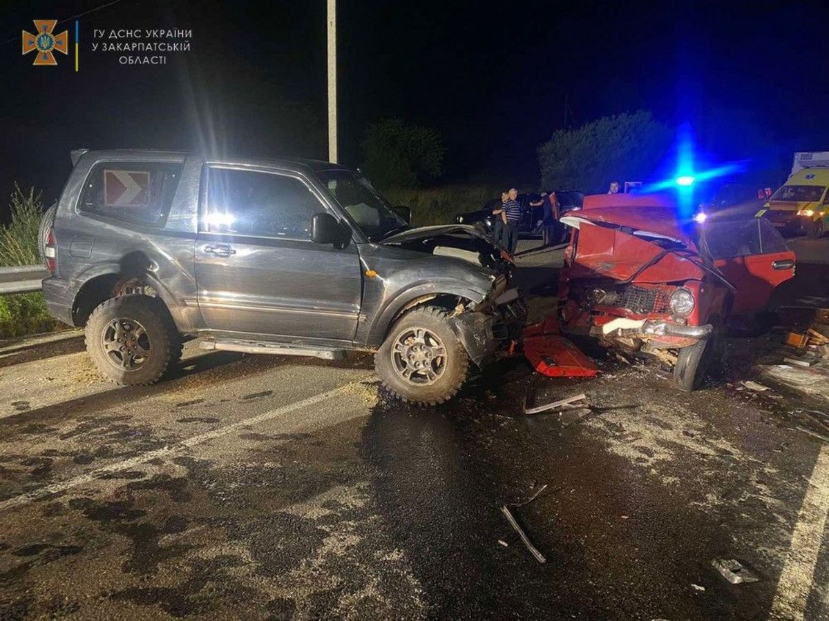 У лобовій ДТП на Закарпатті загинув 37-річний чоловік, шестеро травмовані