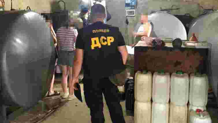 Двох залізничників із Чернівців звинувачують у крадіжці 27 тонн пального