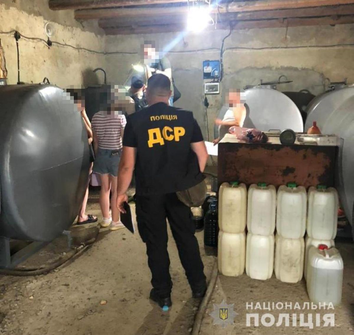 Двох залізничників із Чернівців звинувачують у крадіжці 27 тонн пального