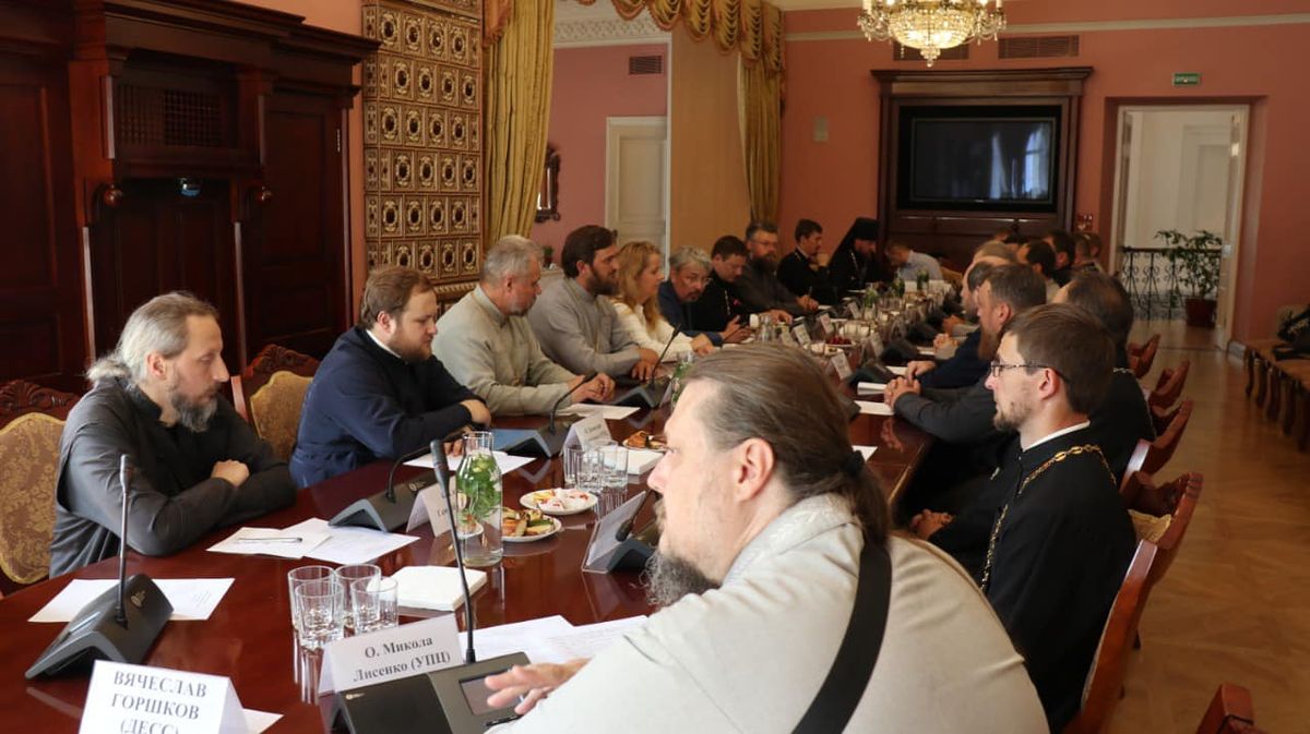 Представники духовенства ПЦУ і УПЦ МП провели першу в історії зустріч
