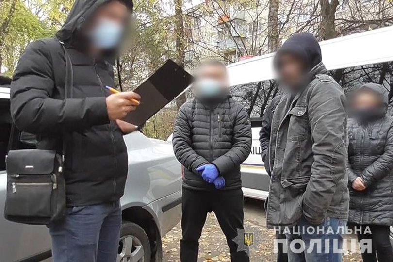 Суд виніс перший вирок у справі грабіжників, які підмішували очні краплі 12