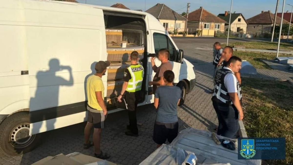 Закарпатська поліція затримала пропущений митниками автобус із контрабандою на $2,4 млн