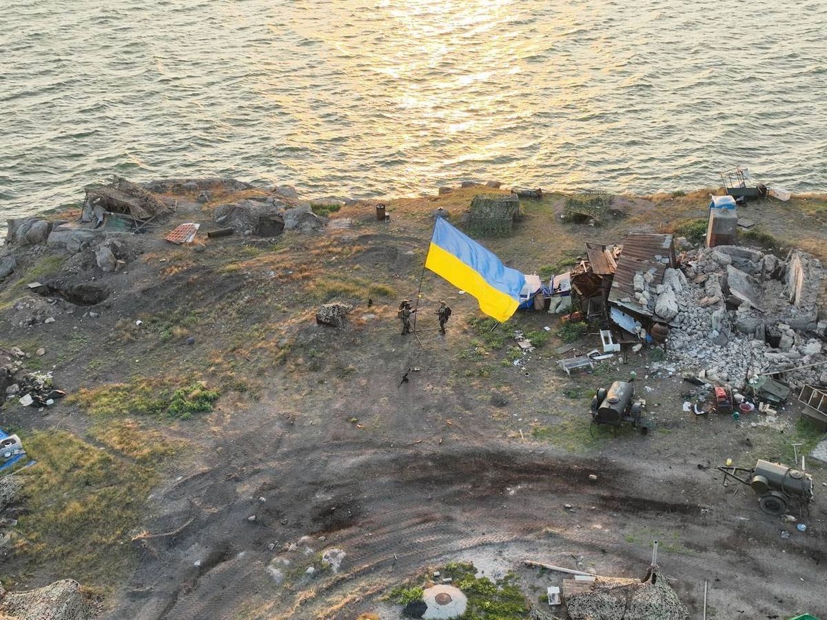 Військові ЗСУ підняли український прапор над островом Зміїний