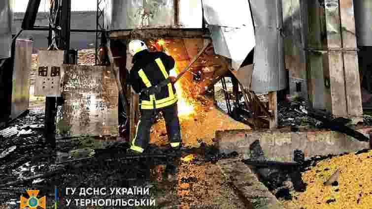 У пожежі на фермі неподалік Тернополя згоріло 2 тонни ячменю