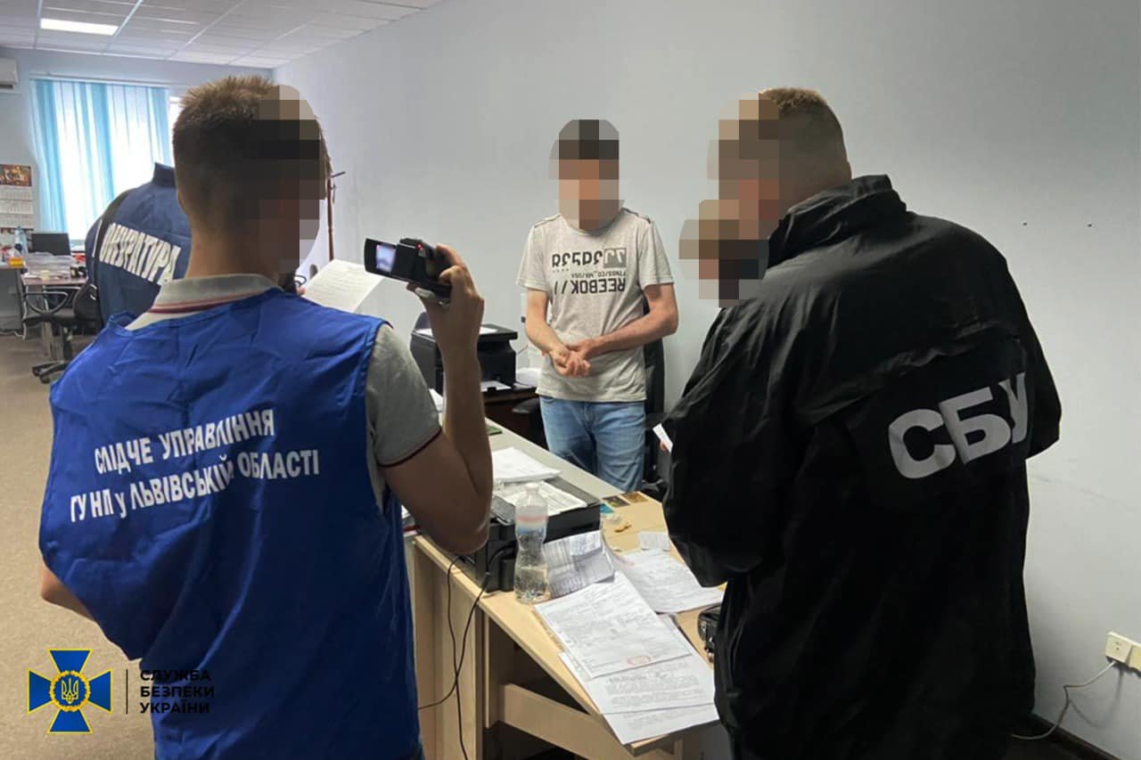 Львівських митників викрили на масштабній схемі розмитнення авто 14