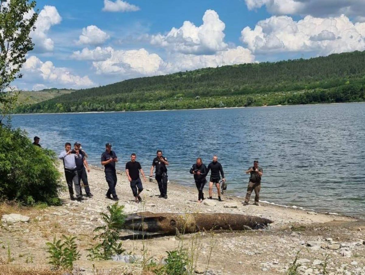 Знайдена у водосховищі на Буковині «ракета» виявилась баком літака