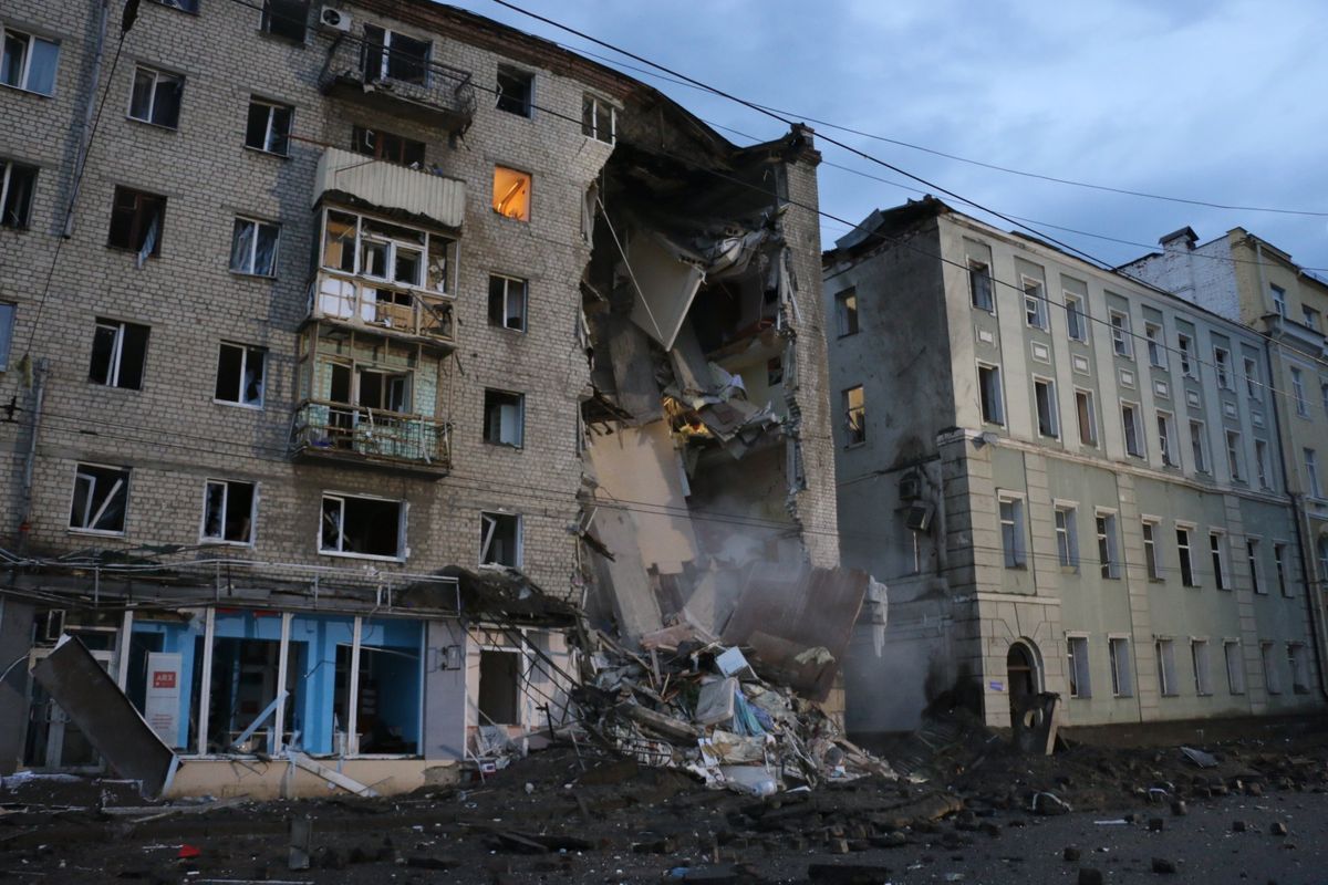 Російська ракета влучила в багатоповерхівку в центрі Харкова