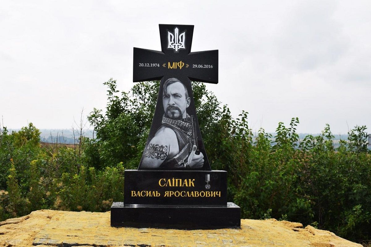Російські окупанти зруйнували пам'ятник Василю Сліпаку на Донеччині