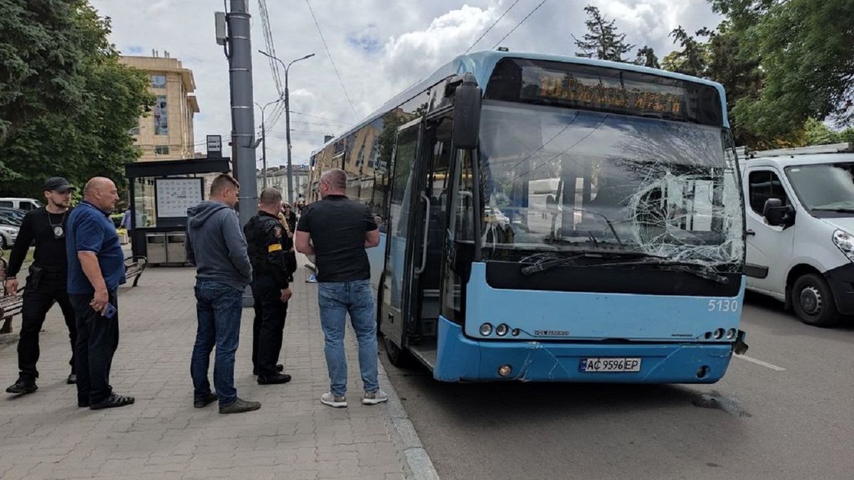 Біля зупинки в центрі Луцька зіткнулись дві маршрутки 