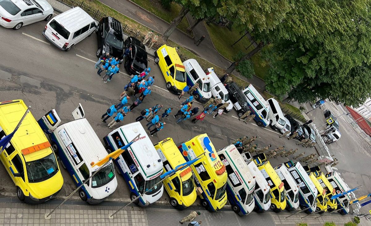 До Львова доставили 23 реанімобілі та пікапи для прикордонників на передову