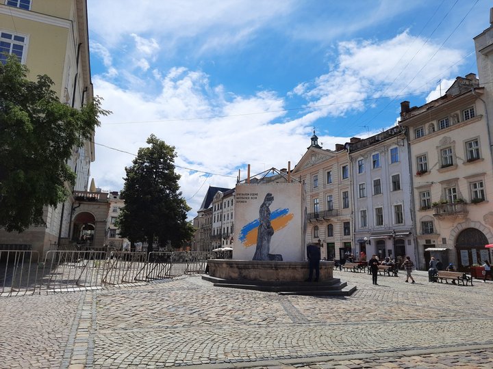 Чорну кам’яницю у центрі Львова захистили спеціальною конструкцією 13