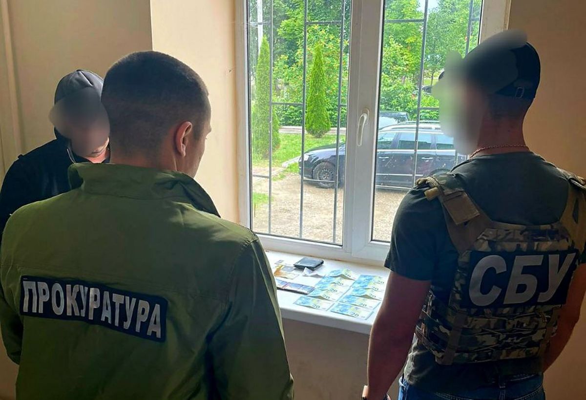 Керівника антикорупційної організації з Буковини затримали на хабарі у €250