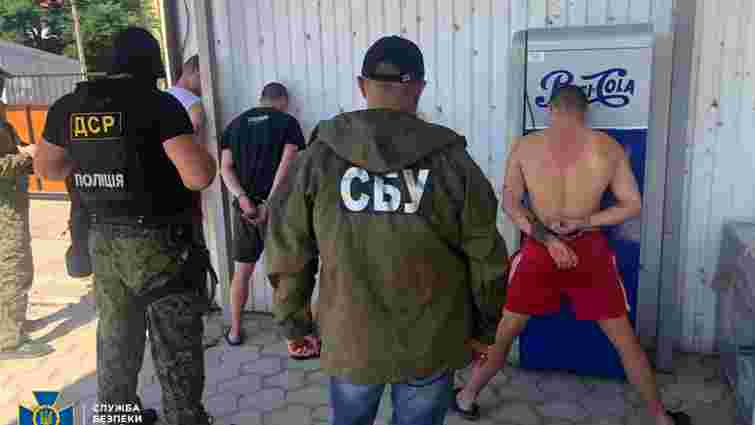 СБУ затримала трьох рекетирів за вимагання грошей у мешканця Чернівців 