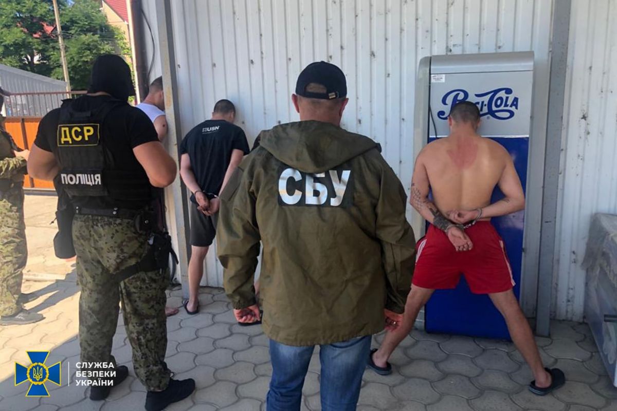 СБУ затримала трьох рекетирів за вимагання грошей у мешканця Чернівців 