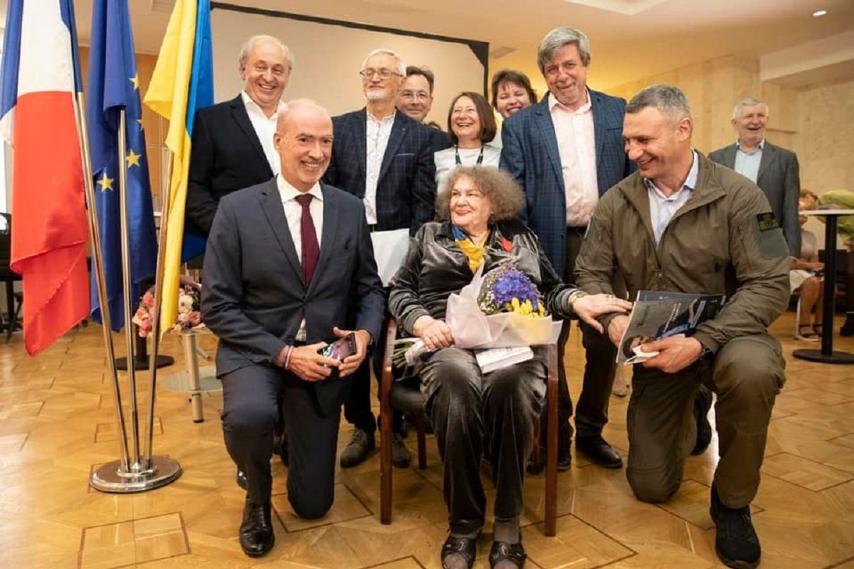 Франція нагородила Ліну Костенко Орденом Почесного легіону