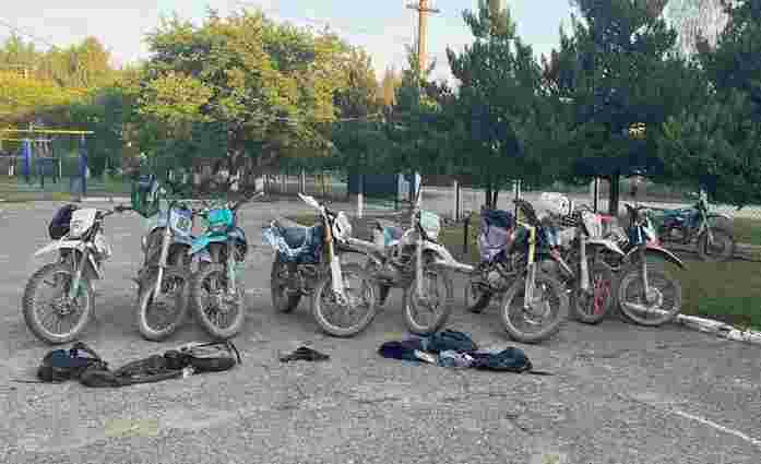 На польовій дорозі поблизу Румунії затримали дев'ятьох мотоциклістів
