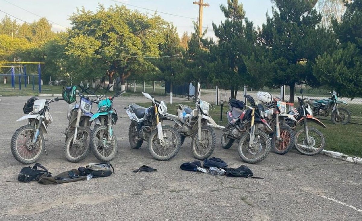 На польовій дорозі поблизу Румунії затримали дев'ятьох мотоциклістів
