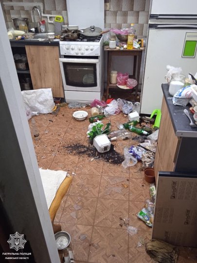 У Львові п’яний хуліган розгромив помешкання сусідки через собаку 11