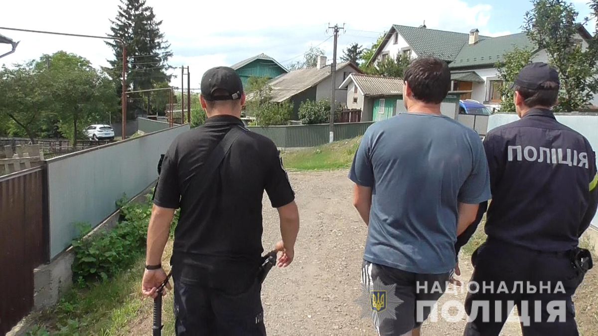 Поліція затримала підозрюваних у вбивстві подружжя на дачі під Чернівцями