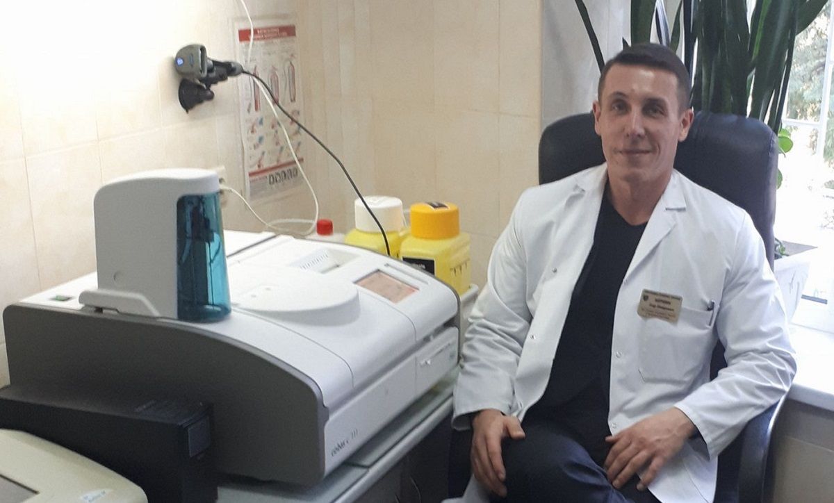 Відомий львівський лікар намагався виїхати з країни за 15 тис. доларів хабара