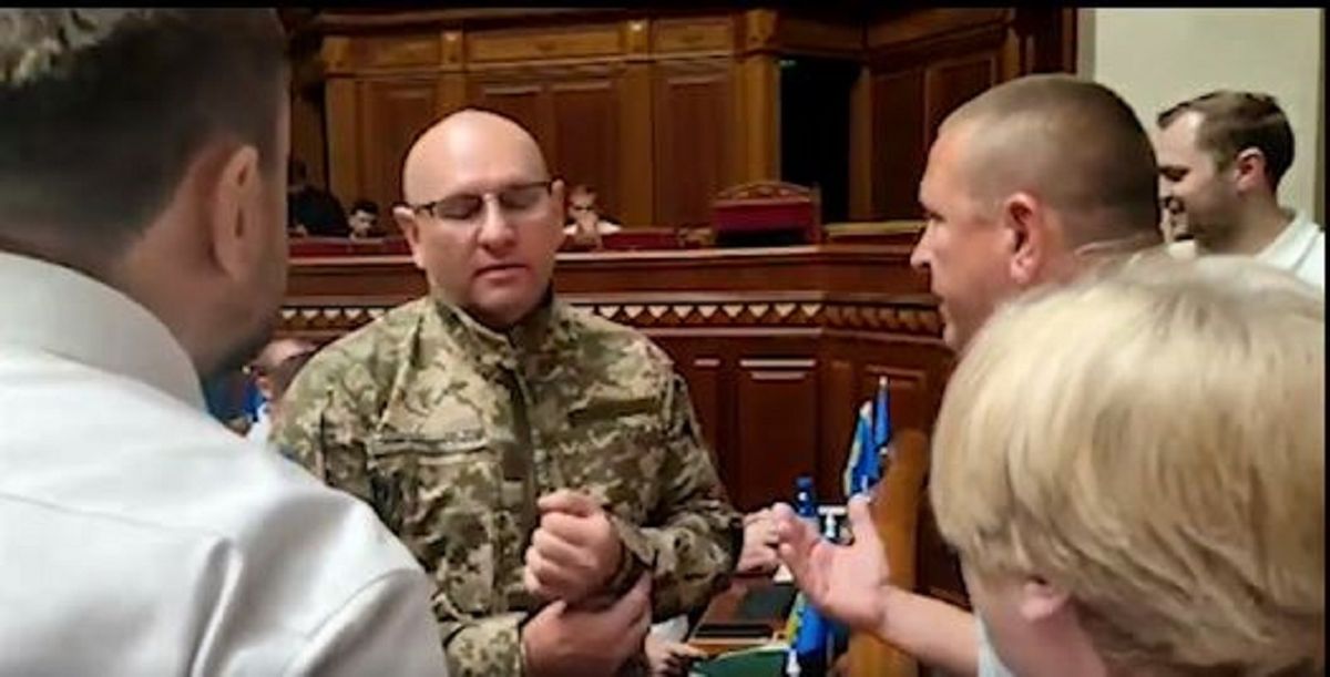 Депутати вигнали з Верховної Ради прихильника Лукашенка у формі ЗСУ