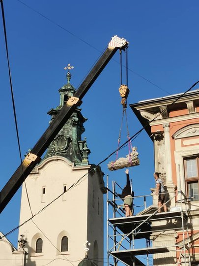 У Львові реставрують три скульптури з історичної кам’яниці на площі Ринок 11
